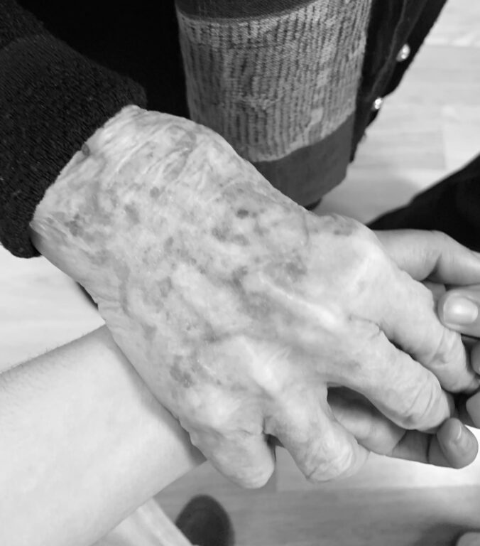 Ejemplo de la escucha activa en una perosna mayor con Alzheimer