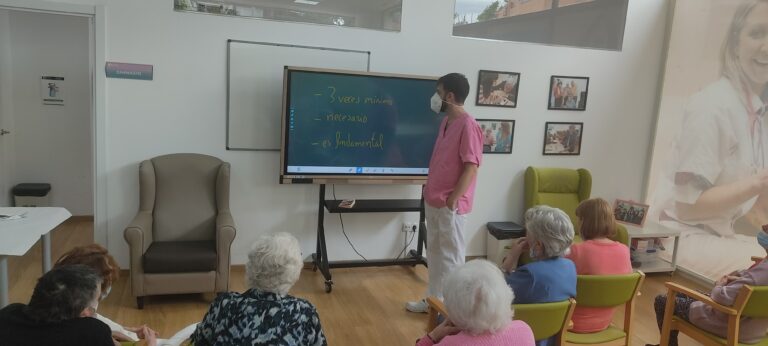 Imagen de un trabajador de Salus Mayores con personas mayores