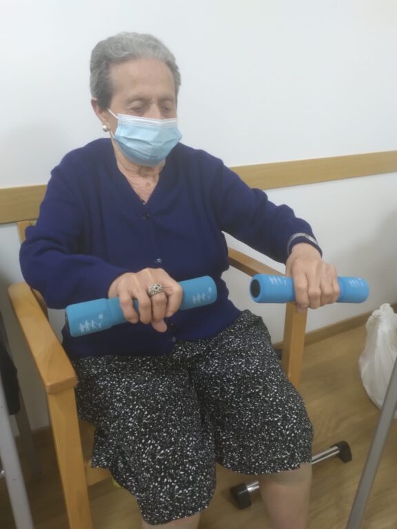 Imagen de una persona mayor haciendo ejercicio físico y reduciendo su dolor