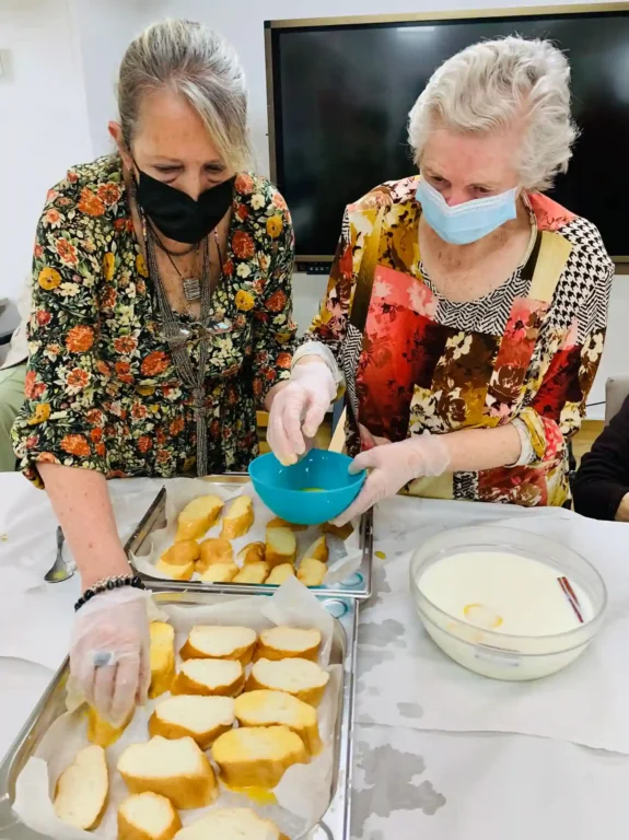 Imagen de dos persona realizando actividades de cocina