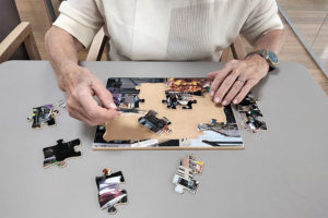 Persona mayor trabajando con un puzzle para aumentar su reserva cognitiva
