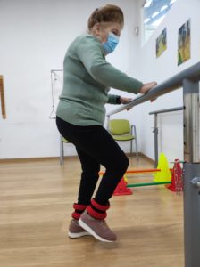 Imagen de una persona mayor realizando ejercicio físico después de un ictus