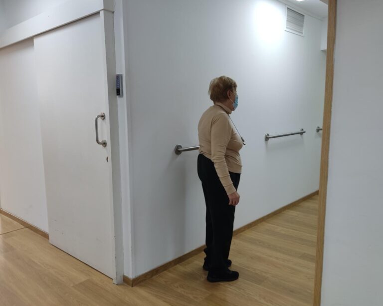 Imagen de una persona mayor mejorando su autonomía