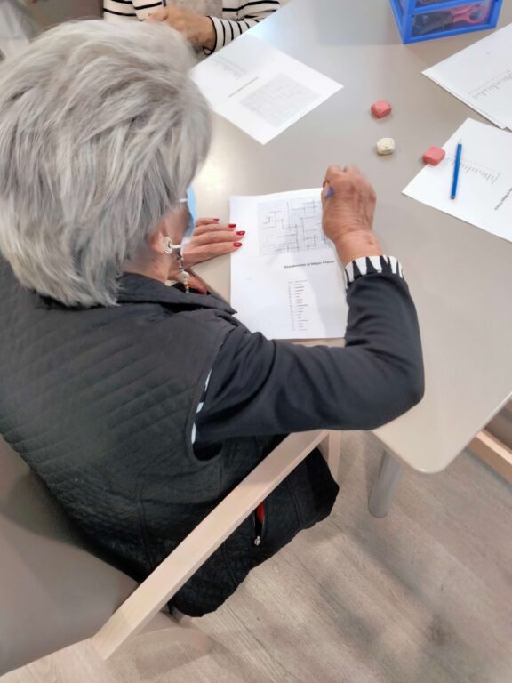 Imagen de una persona mayor realizando ejercicios para mejorar los primeros síntomas de la demencia senil