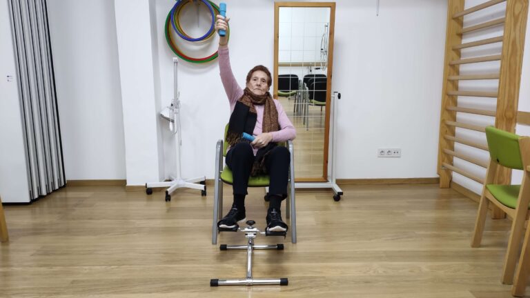 Ejemplo de una paciente de Salus Mayores realizando ejercicio físico para prevenir el Alzheimer.