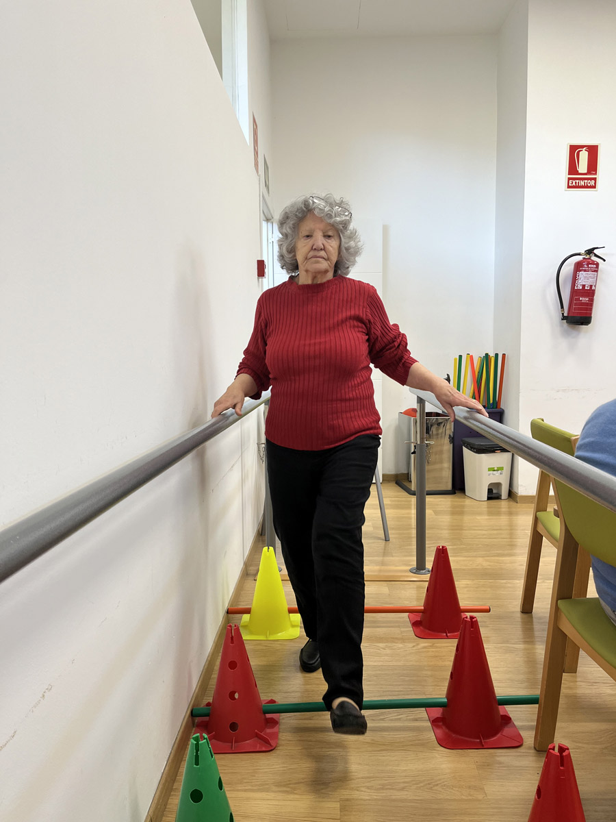 Imagen de una persona mayor realizando ejercicios de fisioterapia en Salus Mayores para prevenir la sarcopenia