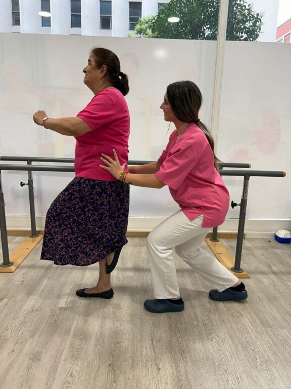Imagen de una persona mayor en nuestro centro de Salus Mayores haciendo fisioterapia