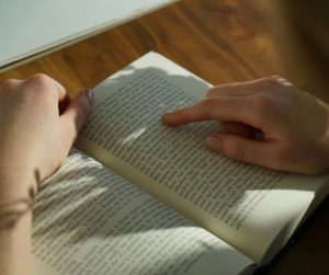 Imagen de persona mayor leyendo un libro