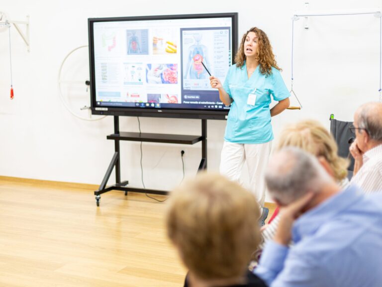 Actividades para personas mayores asociadas a las nuevas tecnologías en Madrid